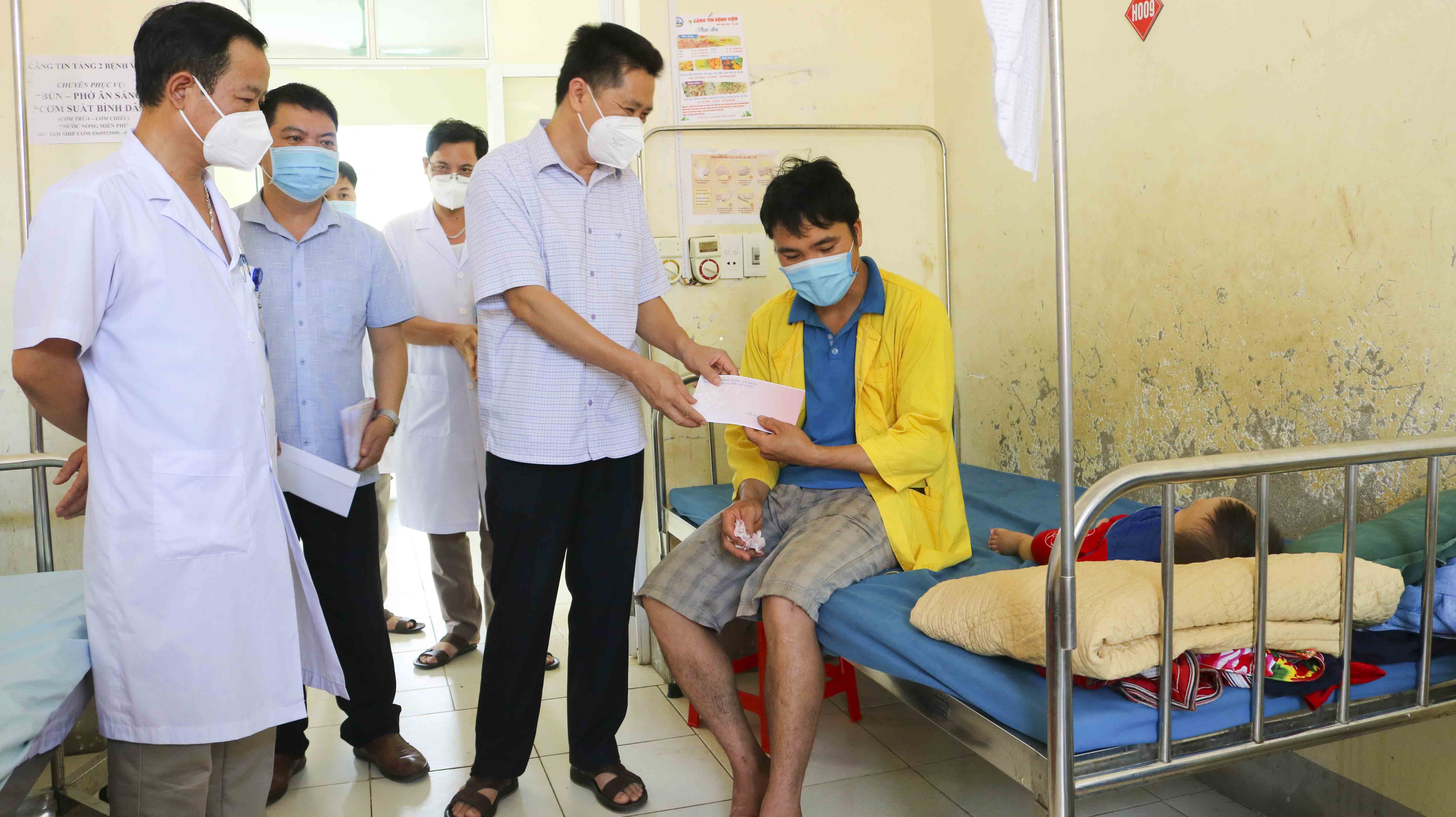 Lãnh đạo huyện Hoàng Su Phì thăm, tặng quà các cháu thiếu nhi tại Bệnh viện đa khoa huyện nhân ngày tết thiếu nhi