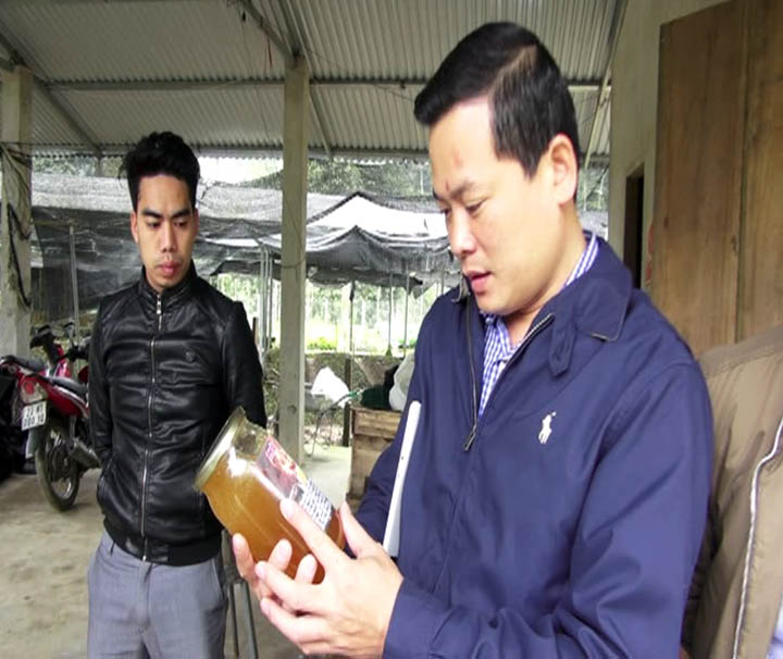 Đồng chí Triệu Sơn An - Phó Chủ tịch UBND huyện Hoàng Su Phì kiểm tra mô hình kinh tế tại xã Hồ Thầu