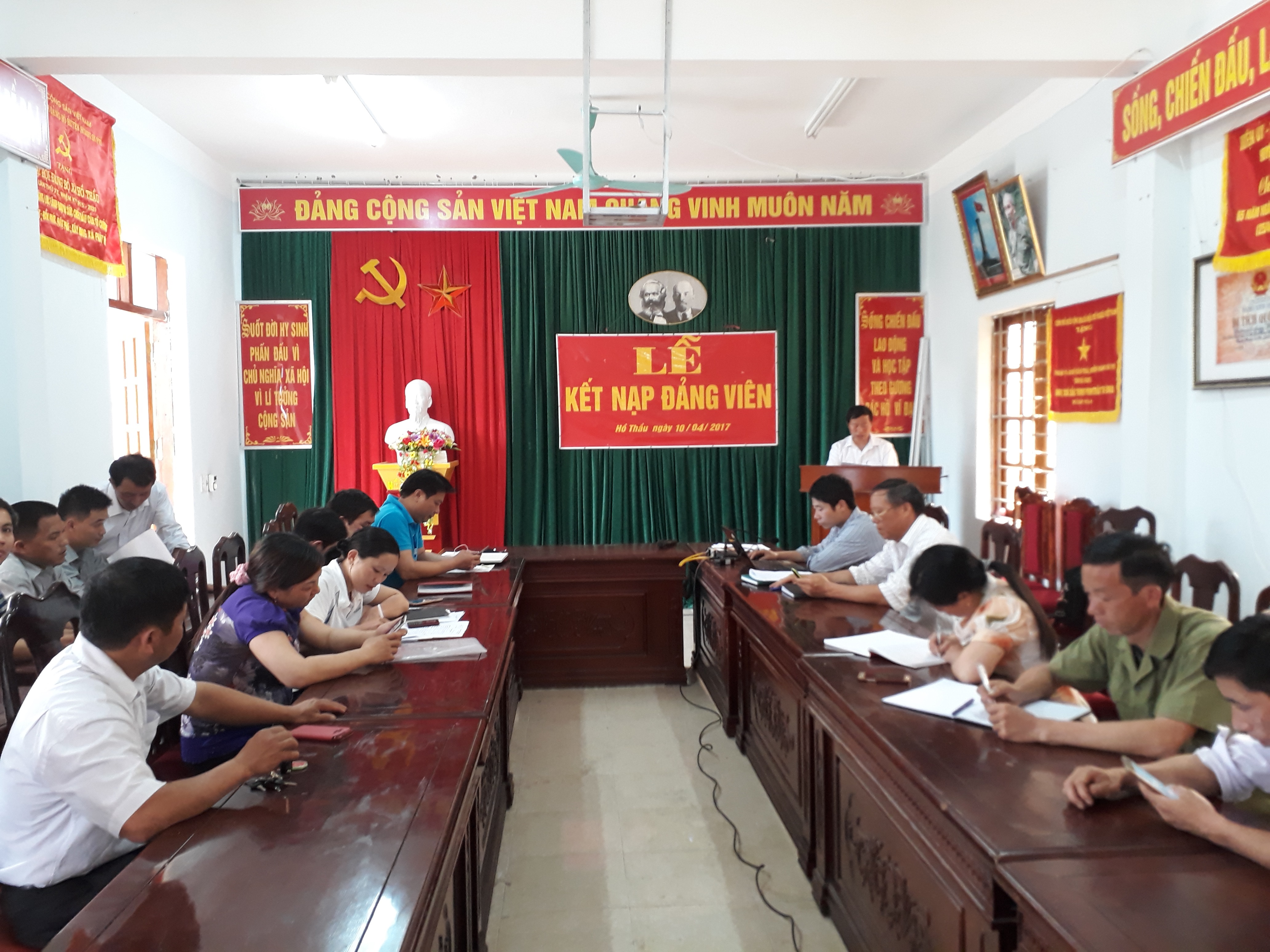Công tác phát triển đảng viên mới là nhiệm vụ thường xuyên của chi bộ cơ quan xã Hồ Thầu