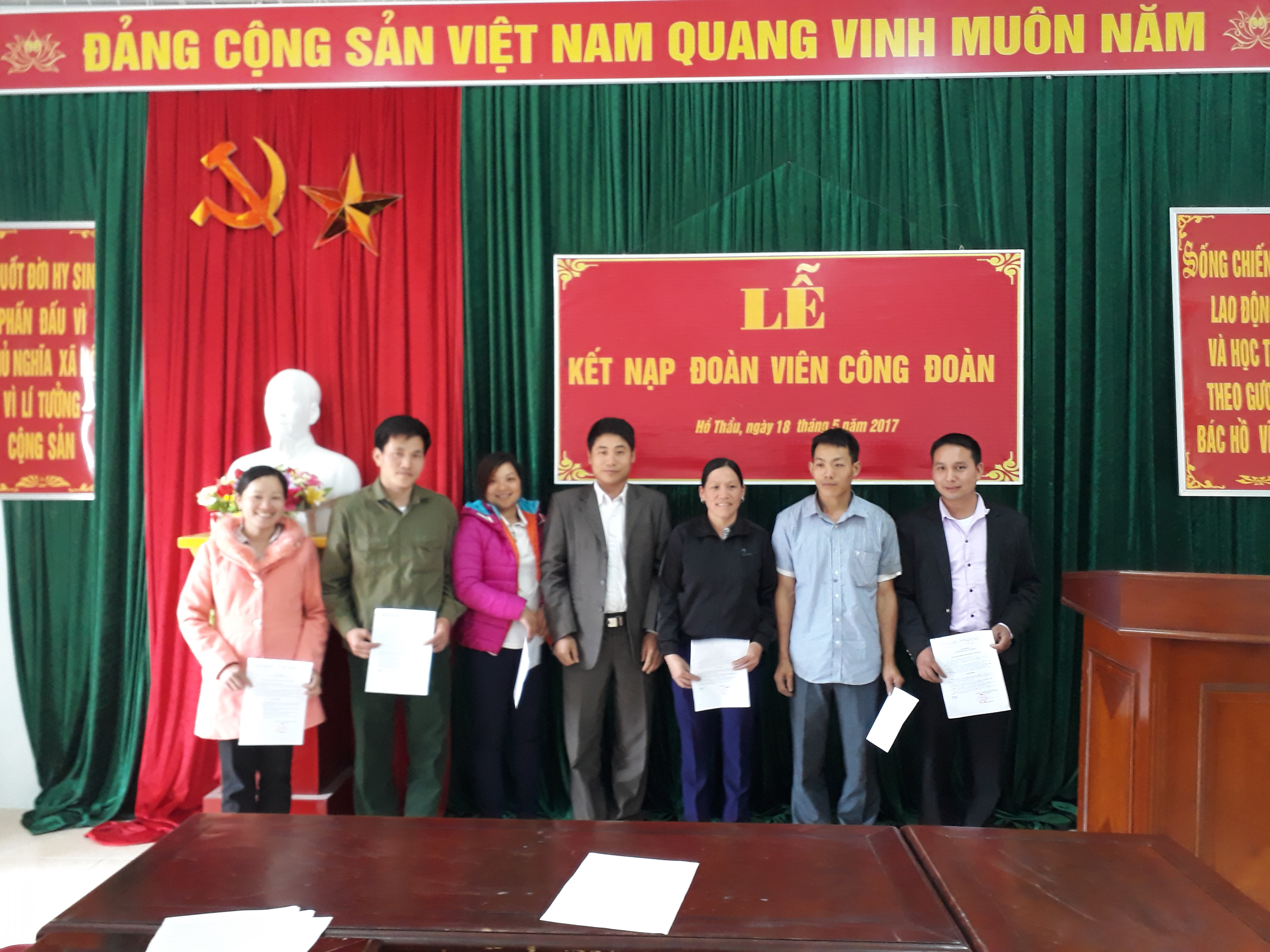 Công đoàn xã Hồ Thầu tổ chức Lễ kết nạp đoàn viên mới