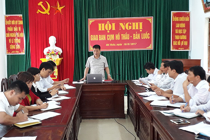 Đồng chí Lù Văn Chung - Phó Chủ tịch UBND huyện dự giao ban cụm giữa 2 xã Hồ Thầu - Bản Luốc